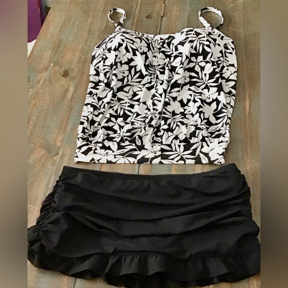 Super Cute! Lands' End Black and White Floral  Tankini with Black Skirted Bottom